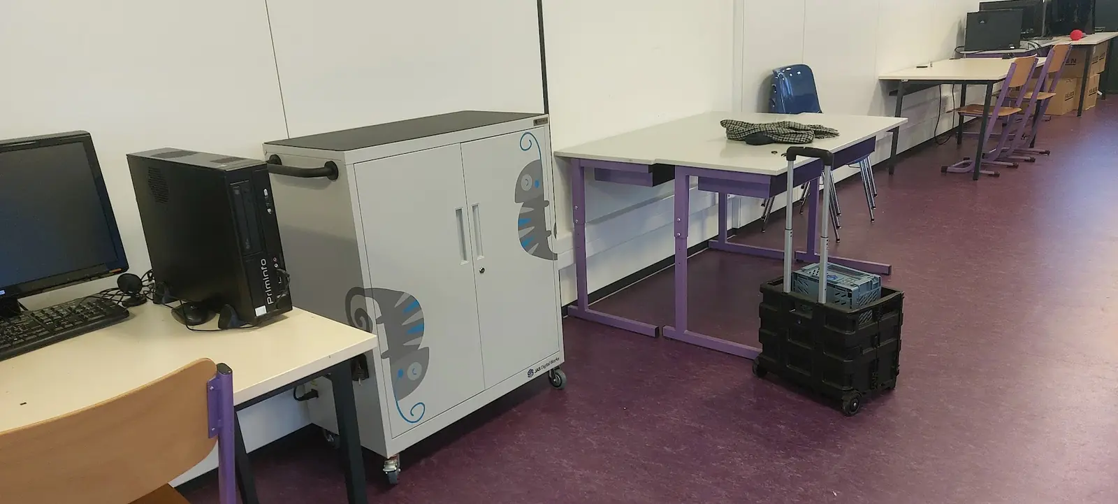 L'armoire mobile fermée, installée dans une salle informatique de l'école.